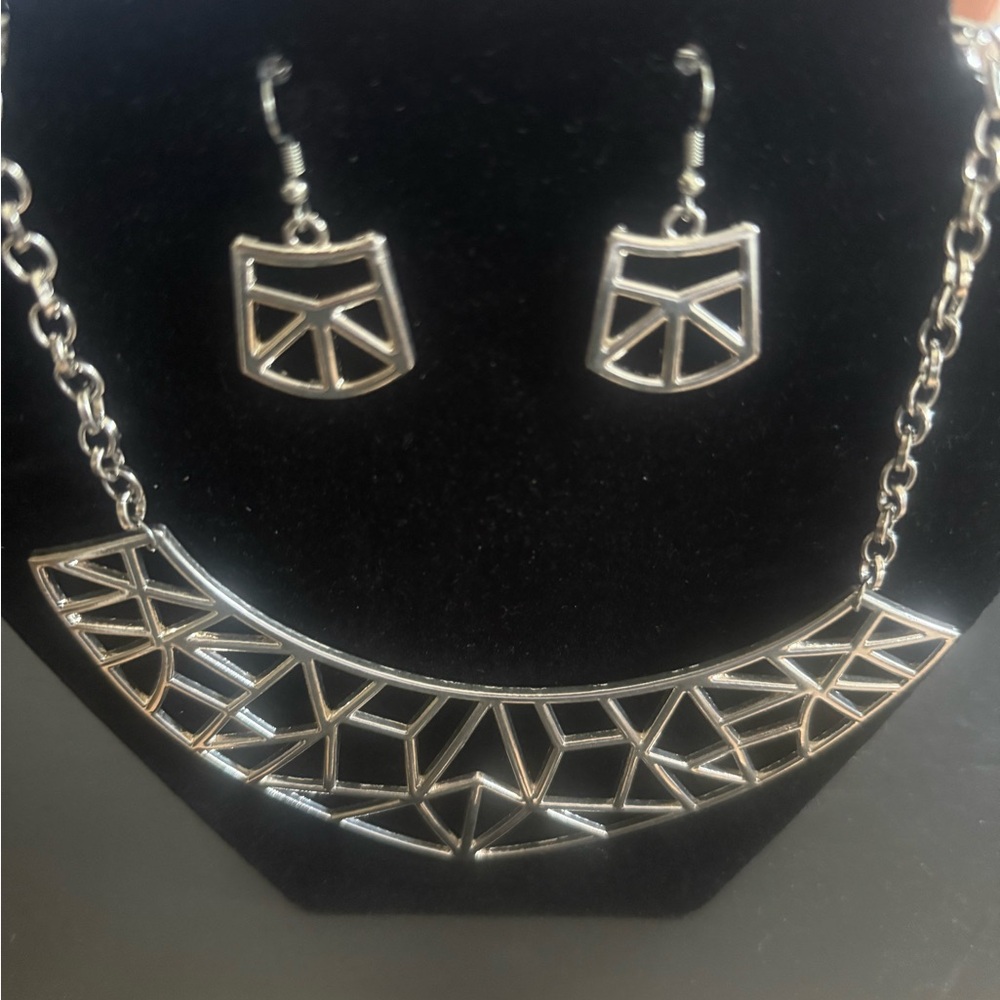 Paparazzi Silver Geometric Necklace